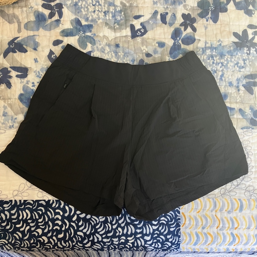 Athleta Textured Brooklyn Short - Size 4